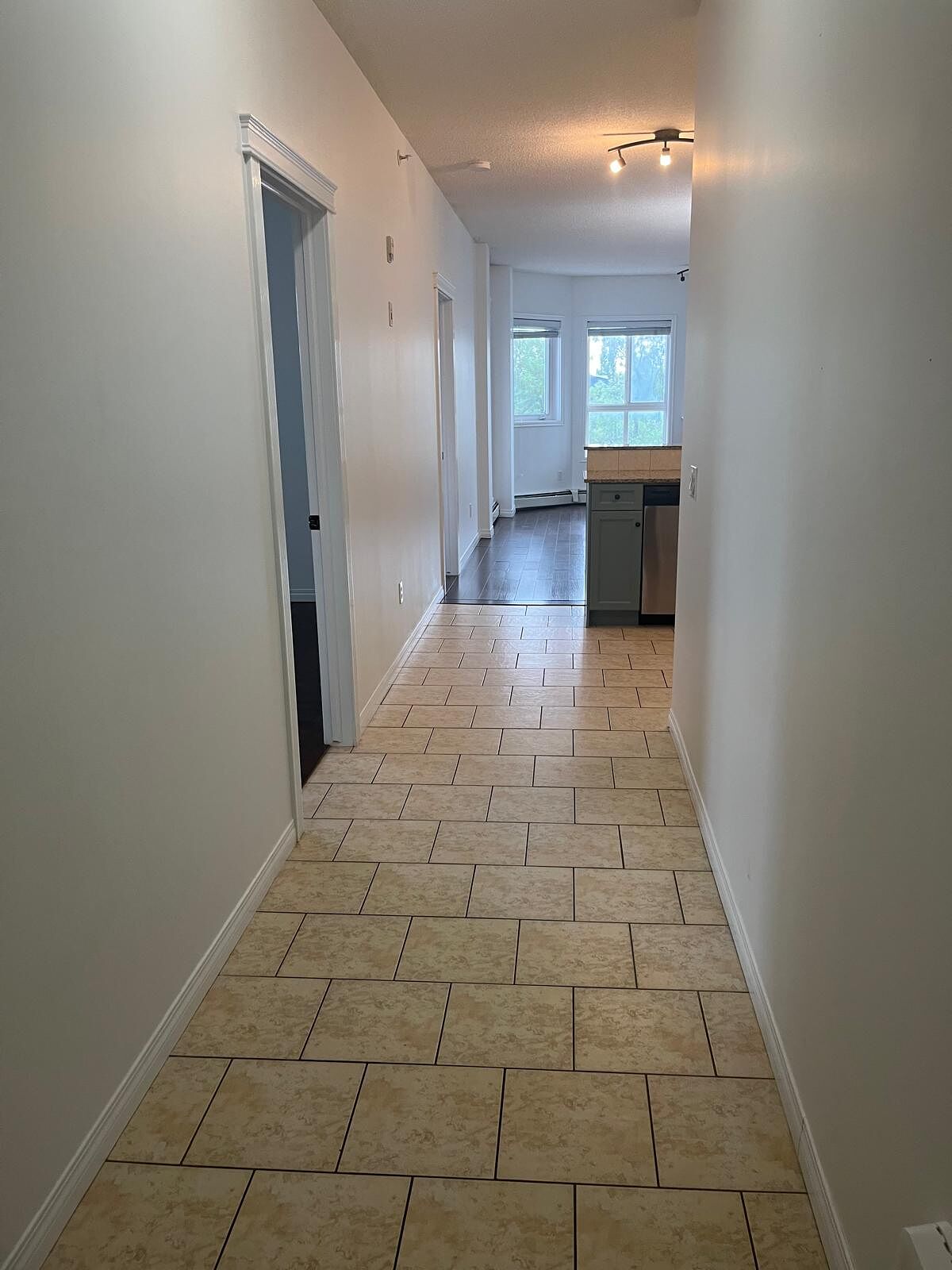 Calgary 2 bedrooms Condo Unit for rent. Property photo: 748493-1