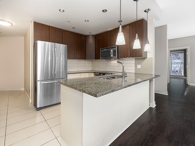 Calgary 2 bedrooms Condo Unit for rent. Property photo: 748547-1