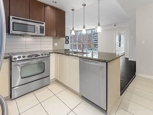 Calgary 2 bedrooms Condo Unit for rent. Property photo: 748547-2
