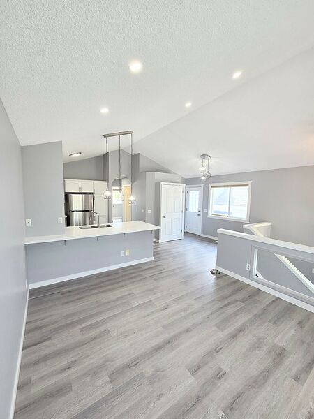 Calgary 4 bedrooms House for rent. Property photo: 748548-2