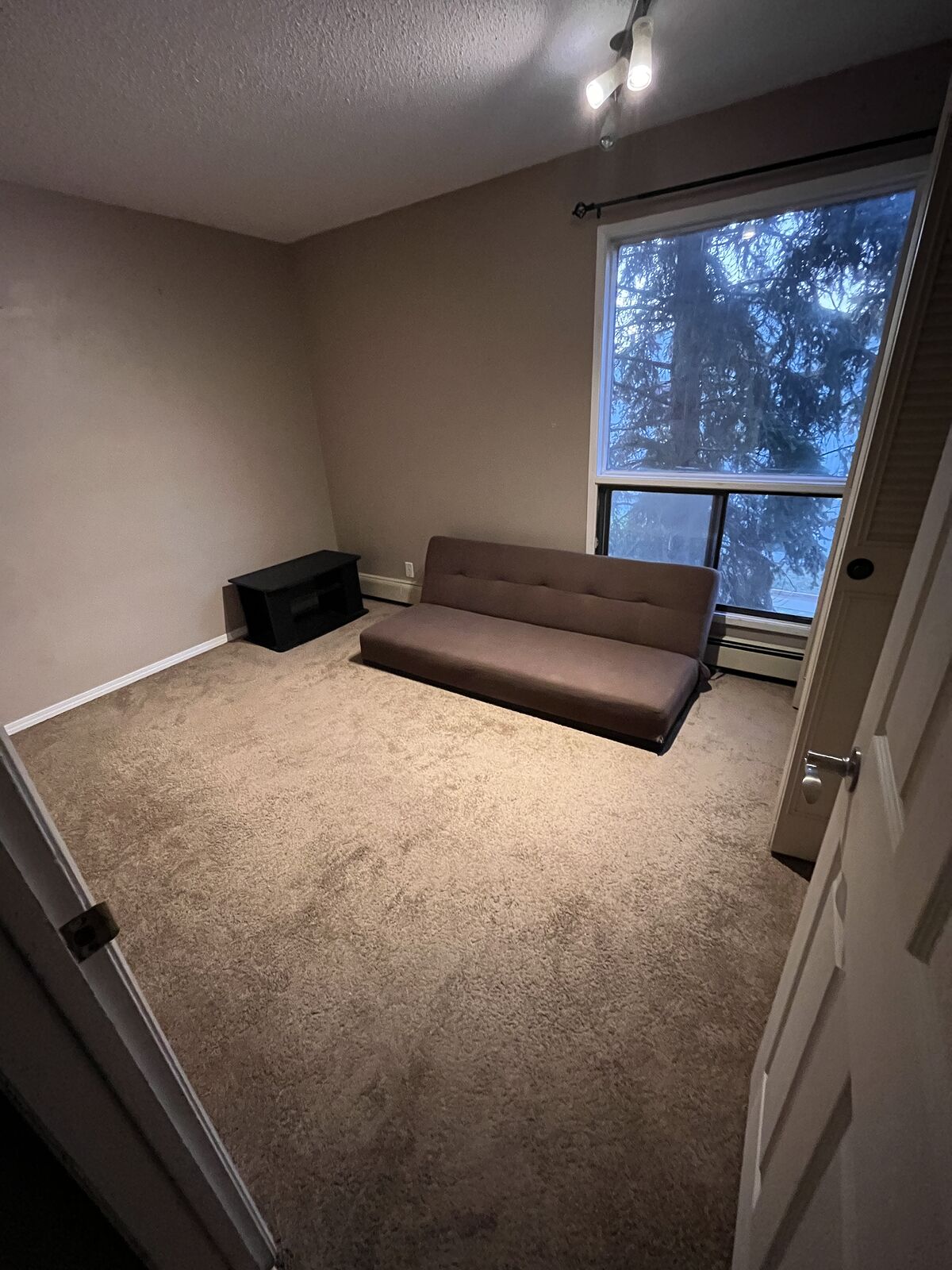 Calgary 1 bedrooms Room For Rent for rent. Property photo: 748591-1