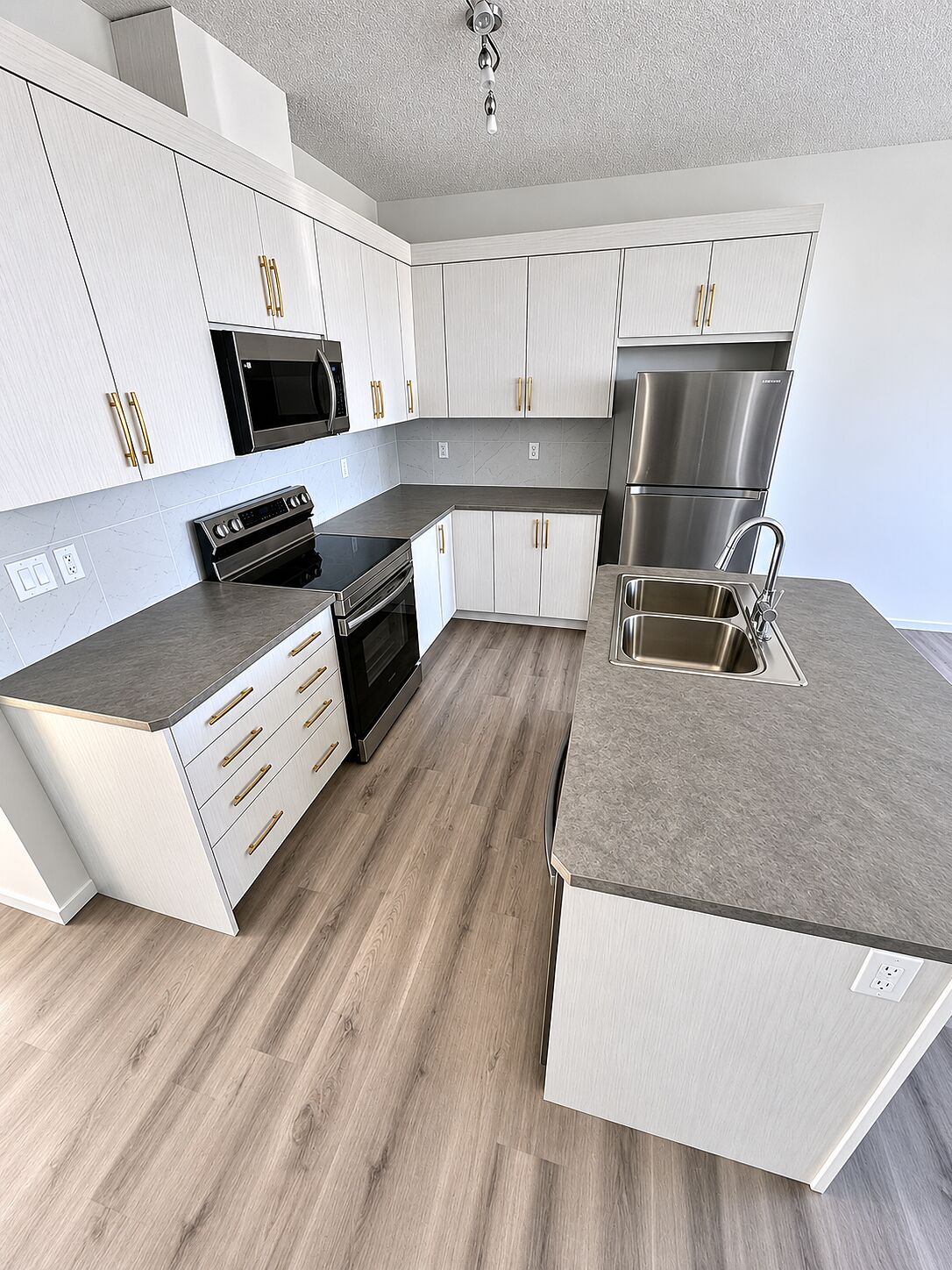 Calgary 4 bedrooms Main Floor for rent. Property photo: 749168-1