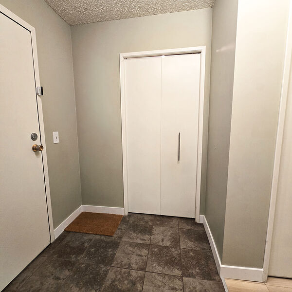 Calgary 1 bedroom Condo Unit for rent. Property photo: 749198-2