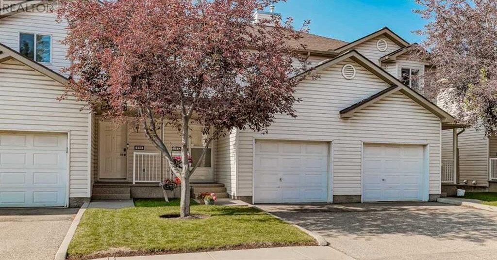 Calgary 3 + Den bedrooms Townhouse for rent. Property photo: 749246-1