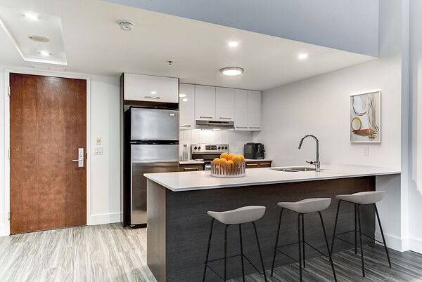 Montr&eacute;al bachelor bedrooms Apartment for rent. Property photo: 749358-3