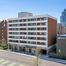 Freshly Renovated unit in the heart of downtown