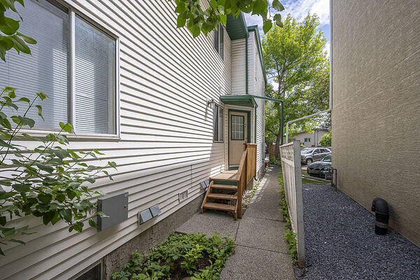 Calgary 2 bedrooms Fourplex for rent. Property photo: 749403-2