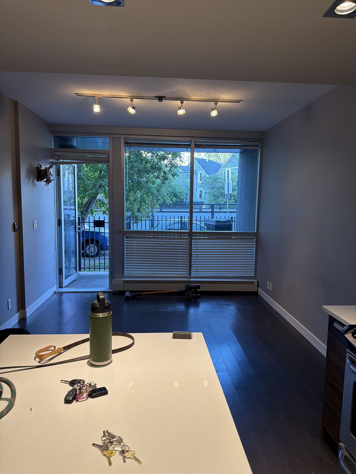 Calgary 2 bedrooms Condo Unit for rent. Property photo: 749406-1