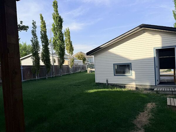 Calgary 3 + Den bedrooms House for rent. Property photo: 749457-3