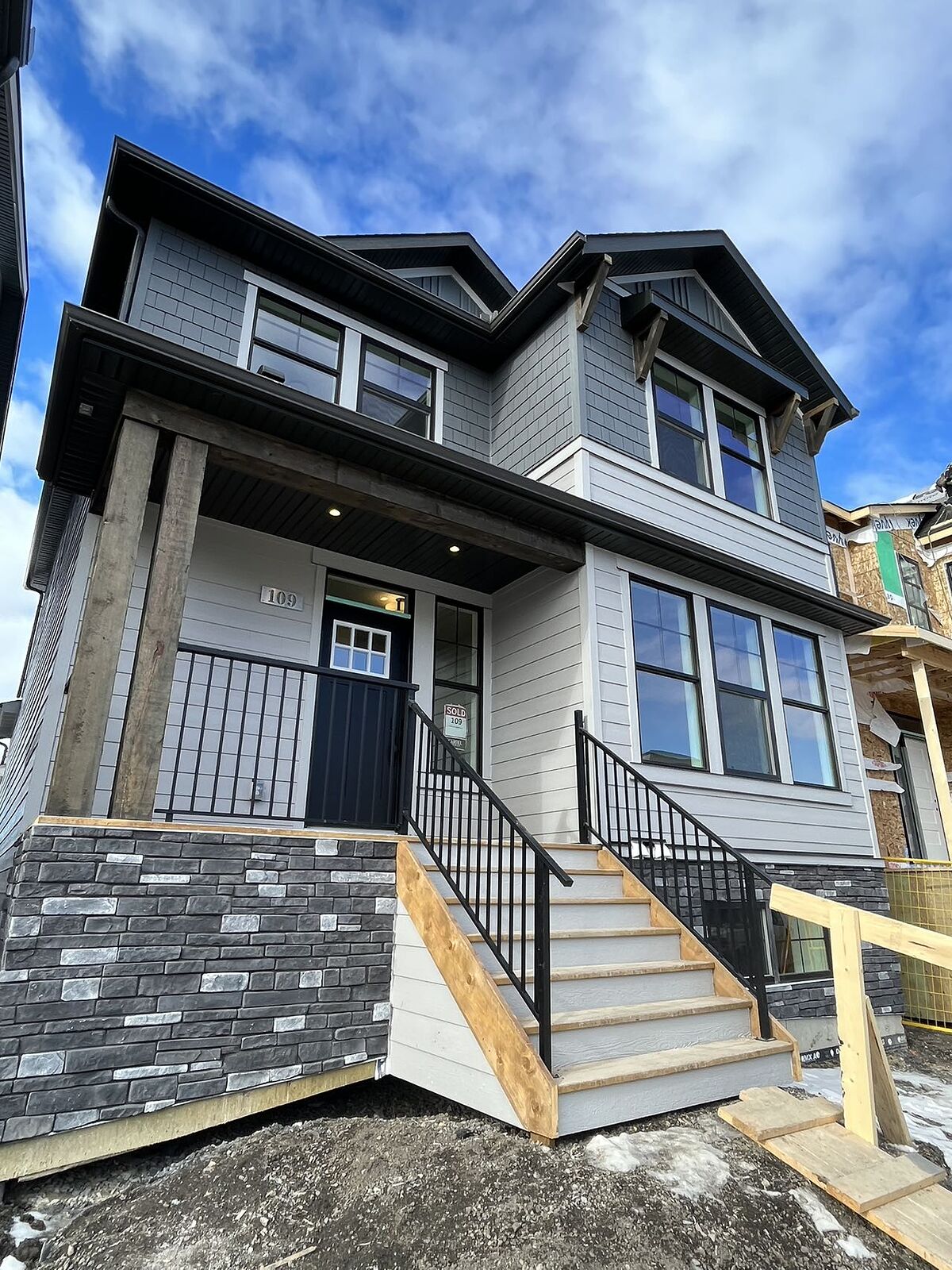 Calgary 3 + Den bedrooms Main Floor for rent. Property photo: 749512-1
