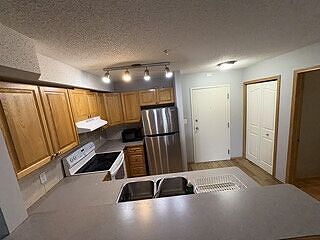 Calgary 1 + Den bedrooms Condo Unit for rent. Property photo: 749628-3
