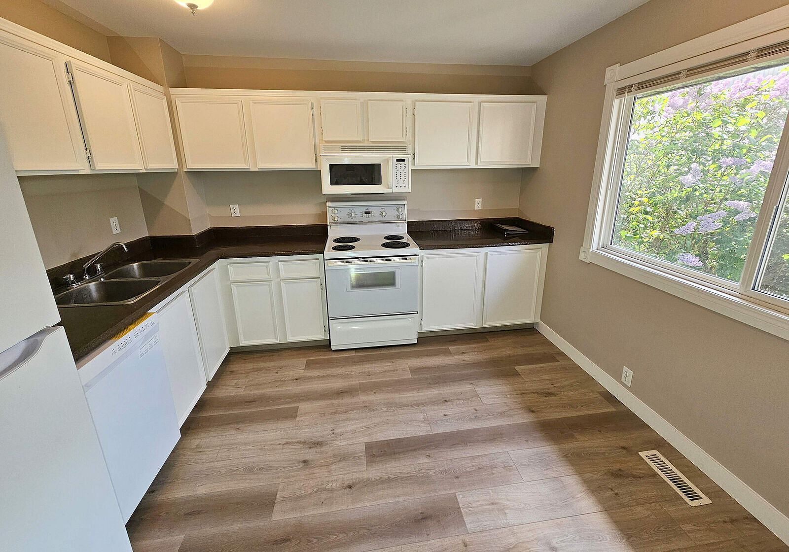 Edmonton 3 bedrooms Townhouse for rent. Property photo: 749635-1