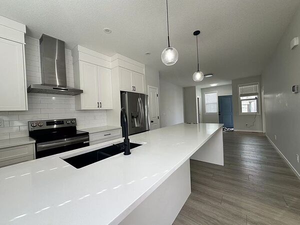 Calgary 4 bedrooms House for rent. Property photo: 749718-2
