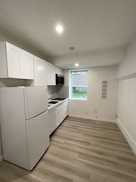 Calgary studio Condo Unit for rent. Property photo: 749719-2
