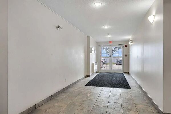 Calgary 2 bedrooms Condo Unit for rent. Property photo: 749868-3