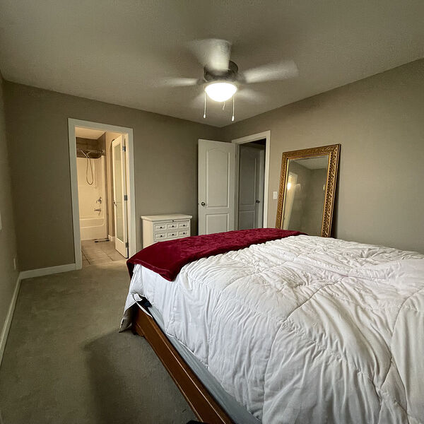 Calgary 1 + Den bedrooms Room For Rent for rent. Property photo: 749899-2