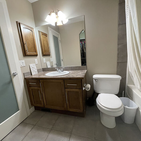Calgary 1 + Den bedrooms Room For Rent for rent. Property photo: 749899-3