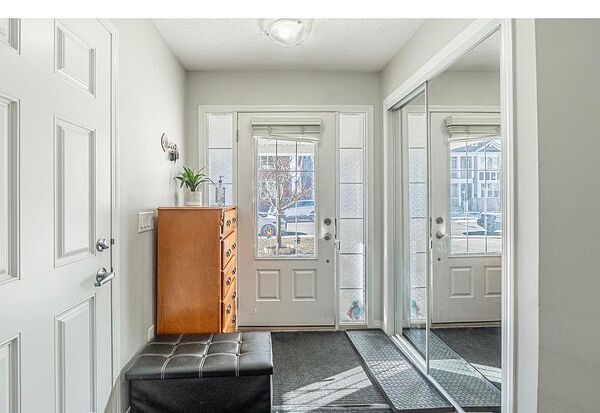 Calgary 2 bedrooms Condo Unit for rent. Property photo: 749950-2
