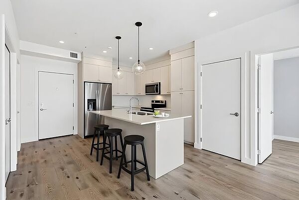 Calgary 3 bedrooms Condo Unit for rent. Property photo: 750024-2