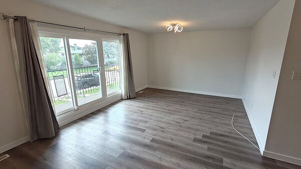 Calgary 3 bedrooms Duplex for rent. Property photo: 750201-3