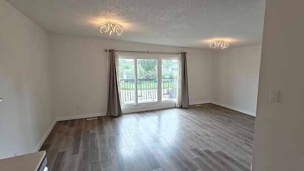Calgary 3 bedrooms Duplex for rent. Property photo: 750201-2