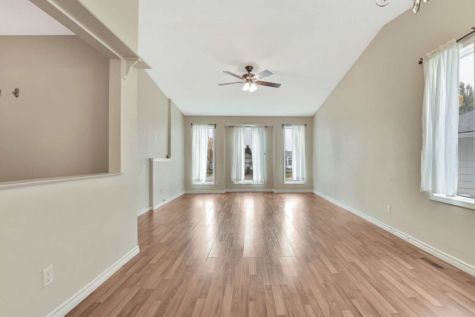 Calgary 2 bedrooms Main Floor for rent. Property photo: 750386-1