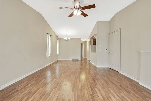Calgary 2 bedrooms Main Floor for rent. Property photo: 750386-2