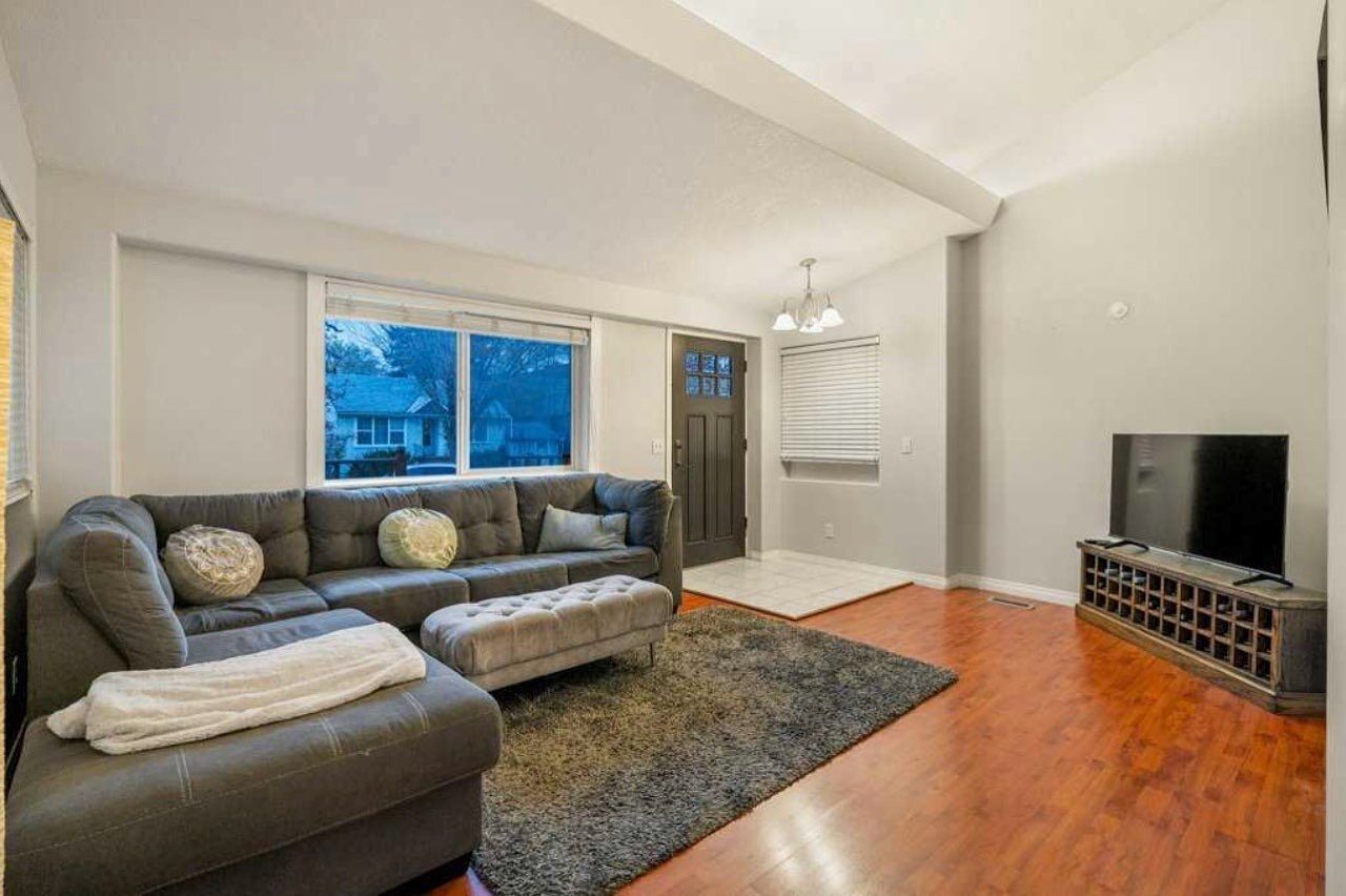 Calgary 1 + Den bedrooms Room For Rent for rent. Property photo: 750565-1
