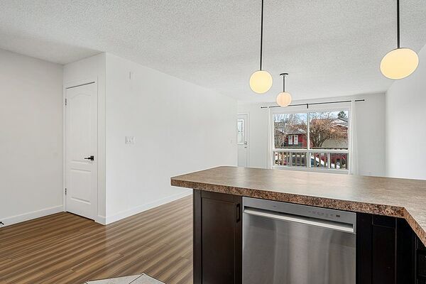 Calgary 2 + Den bedrooms House for rent. Property photo: 750760-2