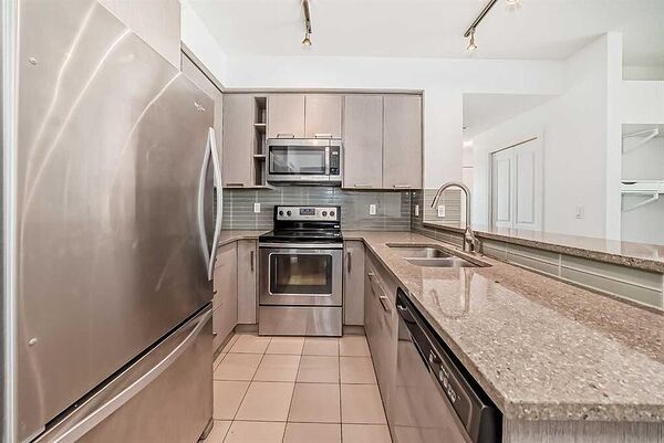 Calgary 2 bedrooms Condo Unit for rent. Property photo: 750887-2