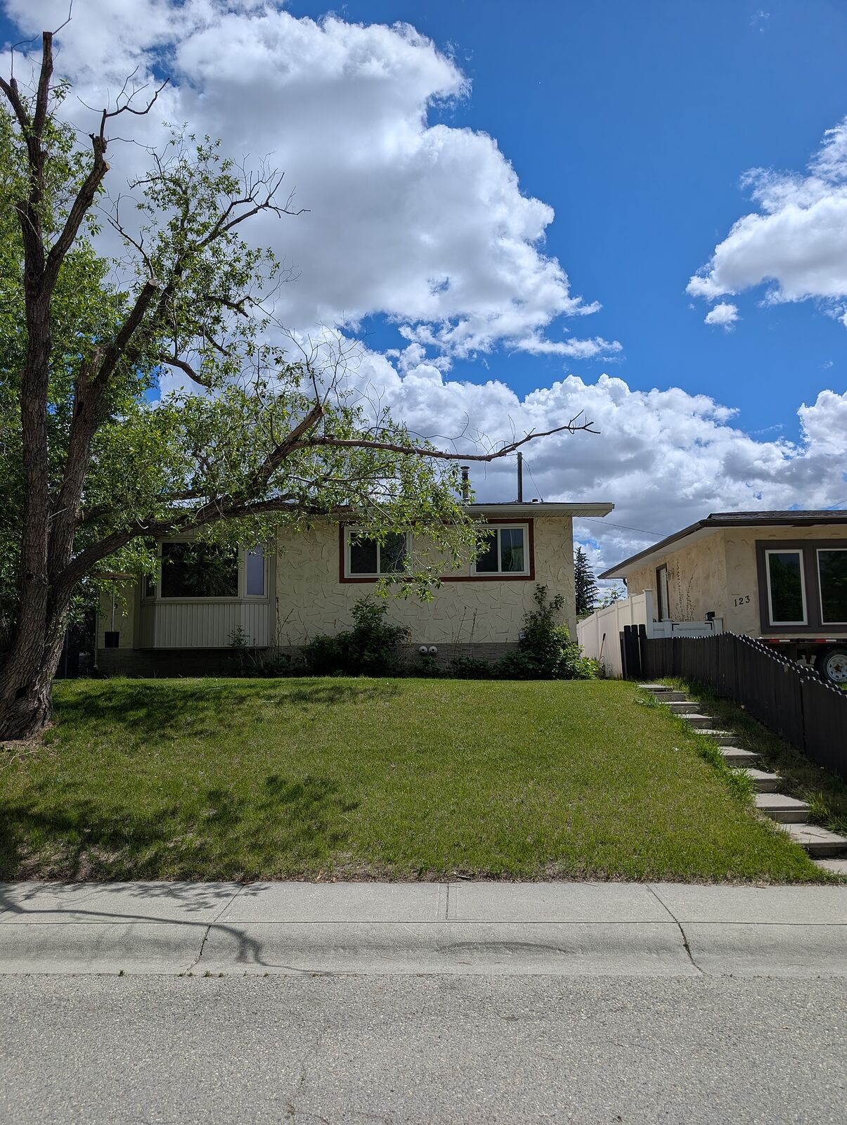 Calgary 2 + Den bedrooms Room For Rent for rent. Property photo: 751158-1