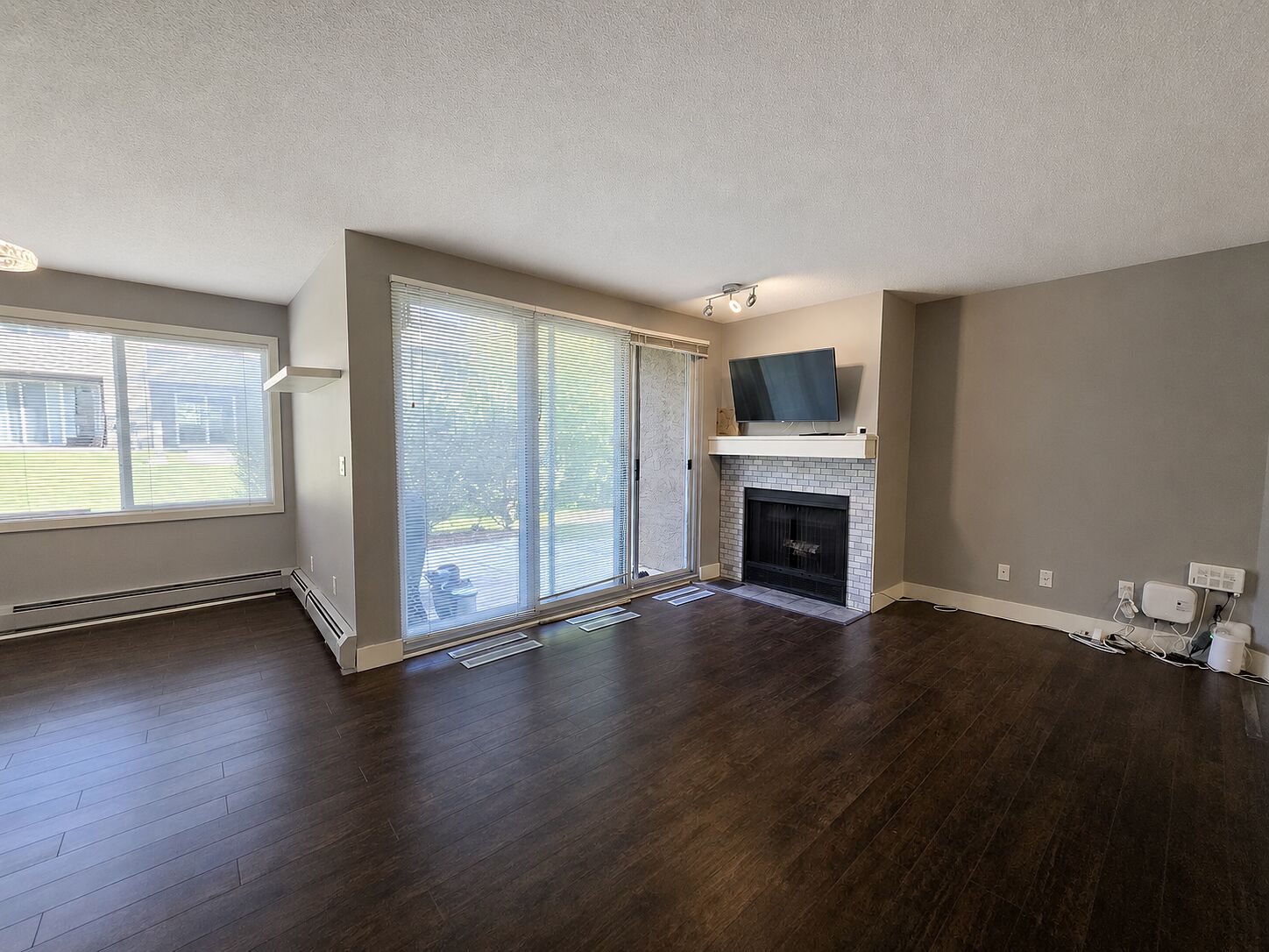 Calgary 2 bedrooms Condo Unit for rent. Property photo: 751355-1