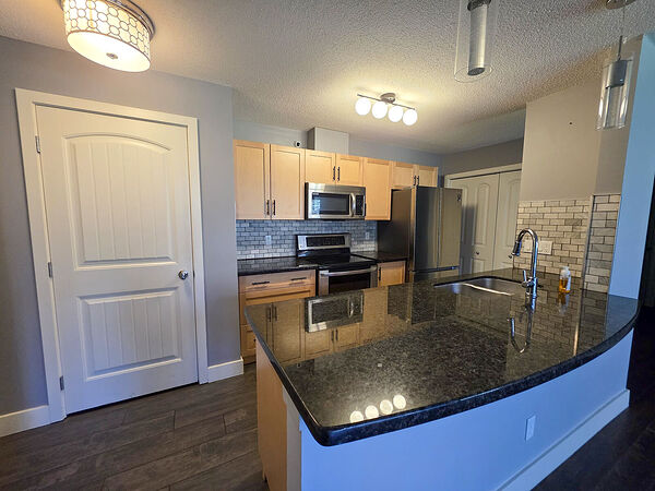 Calgary 2 bedrooms Condo Unit for rent. Property photo: 751355-2