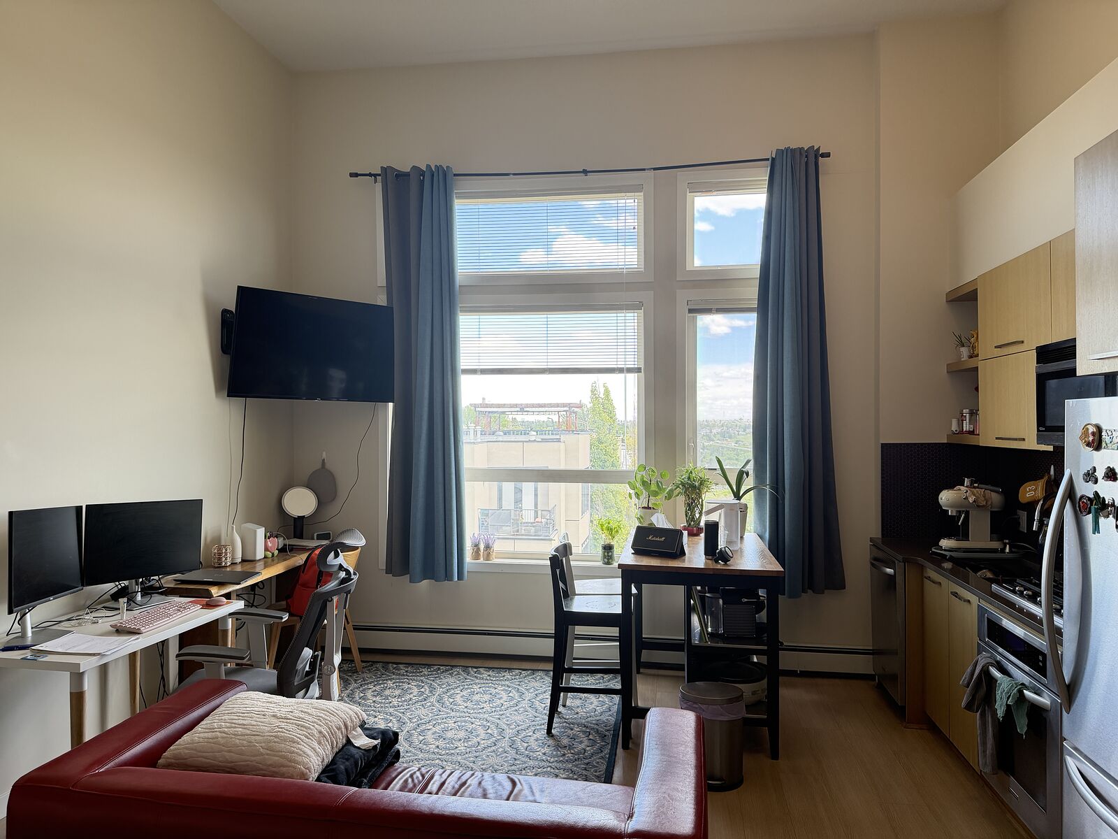 Calgary studio Condo Unit for rent. Property photo: 751437-1