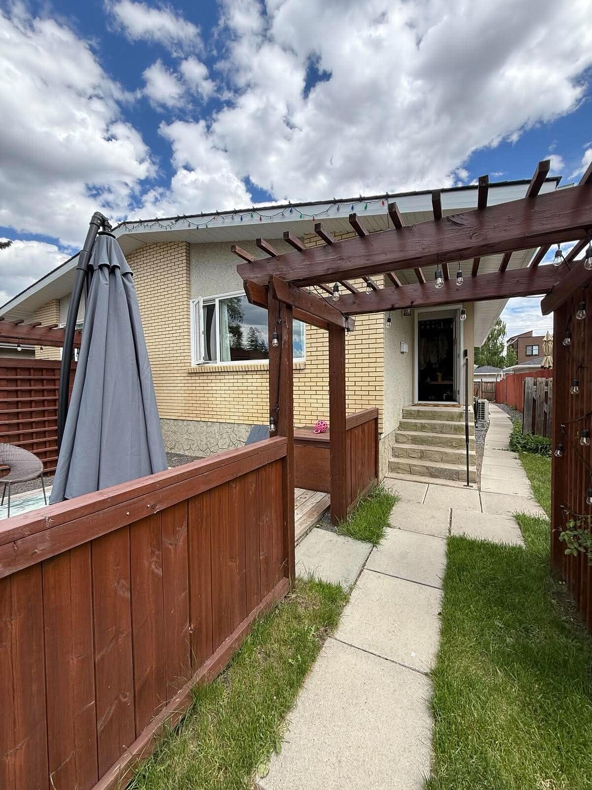 Calgary 2 bedrooms Room For Rent for rent. Property photo: 751570-1