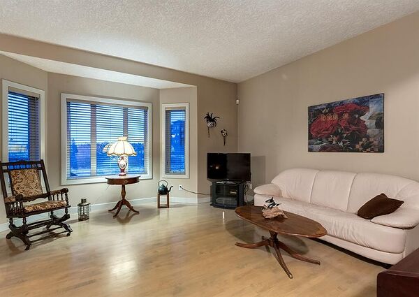 Calgary 2 + Den bedrooms Duplex for rent. Property photo: 752003-3