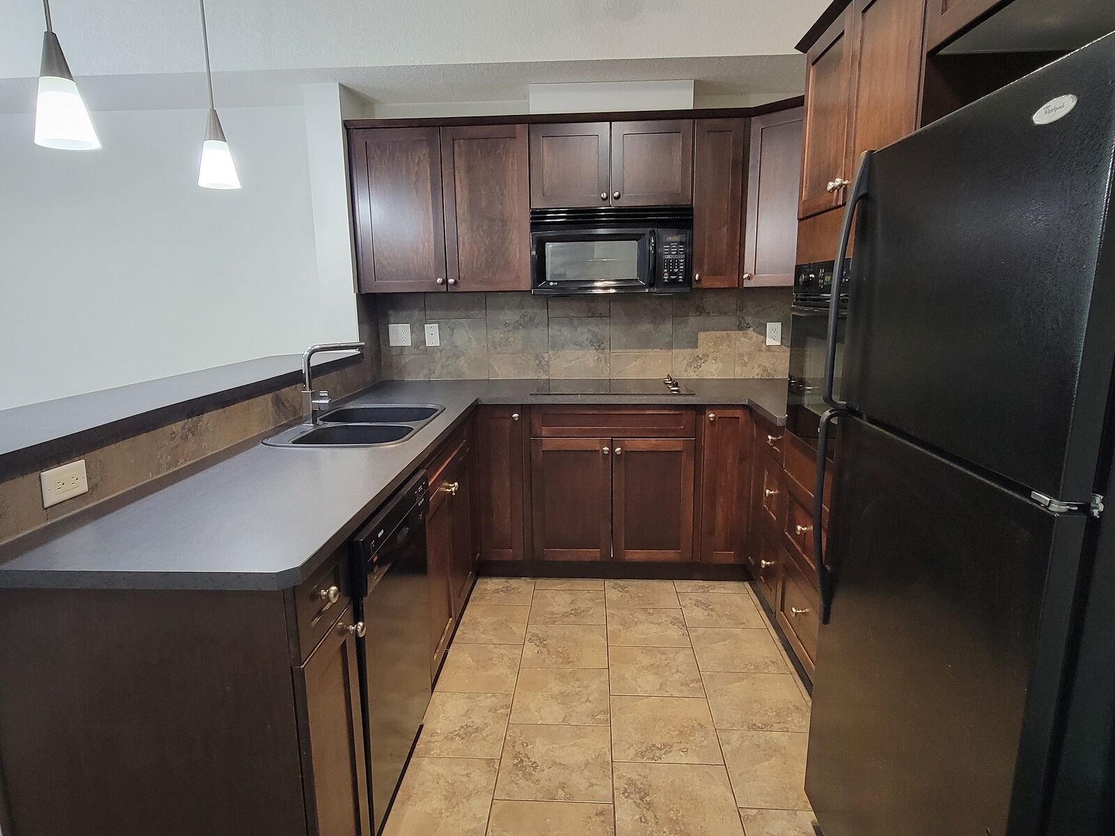 Calgary 1 bedroom Condo Unit for rent. Property photo: 752005-1