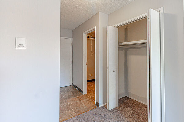 Calgary 3 bedrooms Condo Unit for rent. Property photo: 752050-2