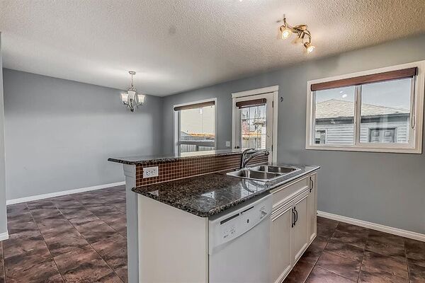 Calgary 3 bedrooms Duplex for rent. Property photo: 752080-2