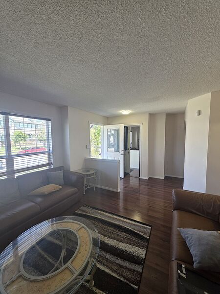 Calgary 4 + Den bedrooms Duplex for rent. Property photo: 752206-2