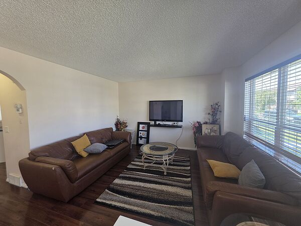 Calgary 4 + Den bedrooms Duplex for rent. Property photo: 752206-3