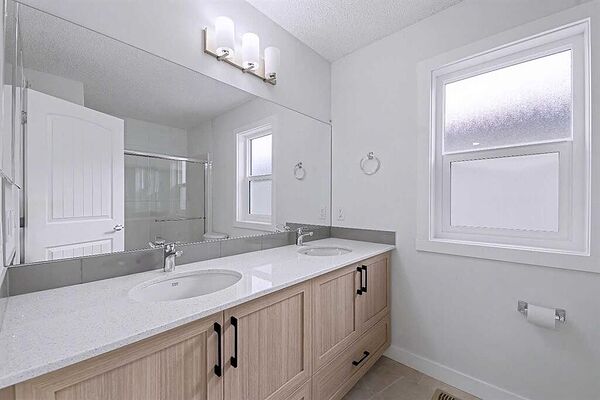 Calgary 3 bedrooms Duplex for rent. Property photo: 752269-2