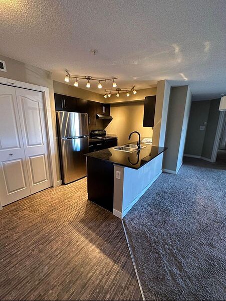 Calgary 2 + Den bedrooms Condo Unit for rent. Property photo: 752363-2