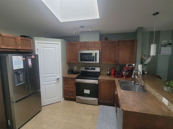 Calgary 4 bedrooms House for rent. Property photo: 752435-2