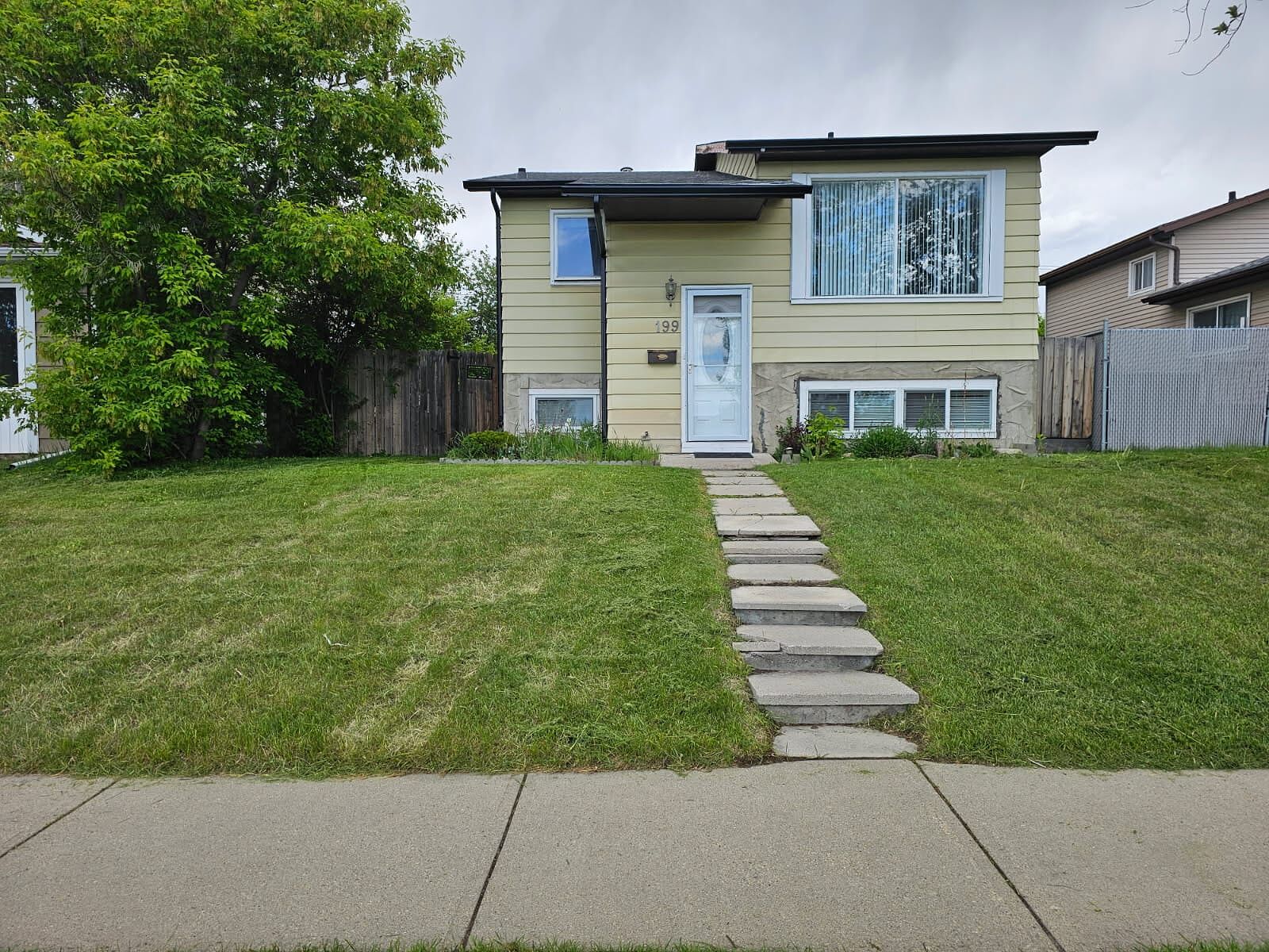 Calgary 4 bedrooms House for rent. Property photo: 752473-1
