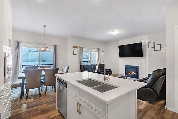 Calgary 3 bedrooms House for rent. Property photo: 752477-2