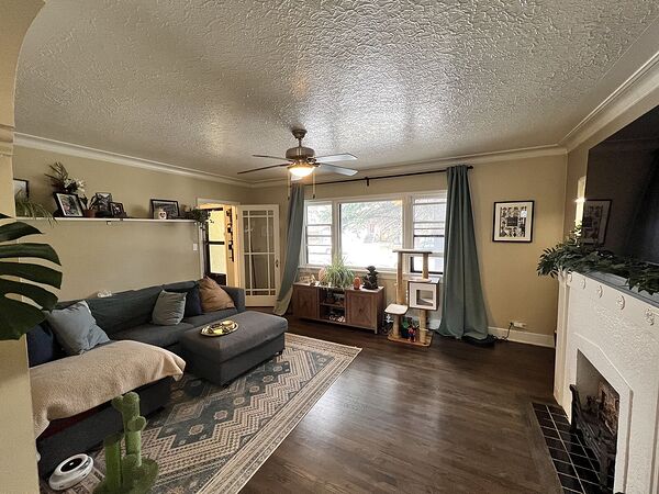 Calgary 2 + Den bedrooms Main Floor for rent. Property photo: 752564-2
