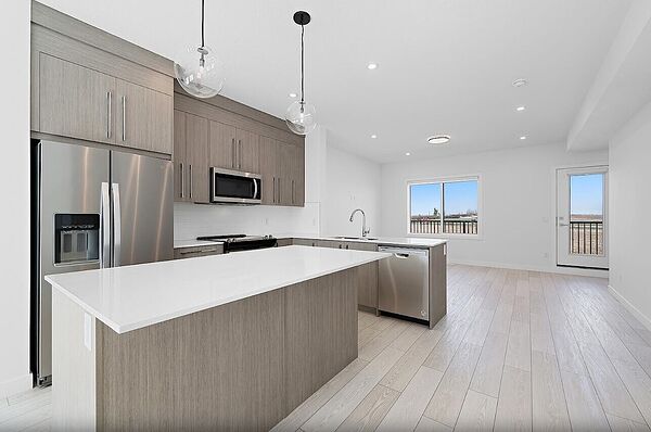 Calgary 4 bedrooms Townhouse for rent. Property photo: 752613-2
