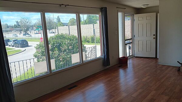 Calgary 3 bedrooms Fourplex for rent. Property photo: 752650-3