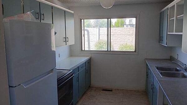 Calgary 3 bedrooms Fourplex for rent. Property photo: 752650-2